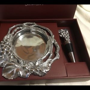 NWT Wine bottle holder and stopper